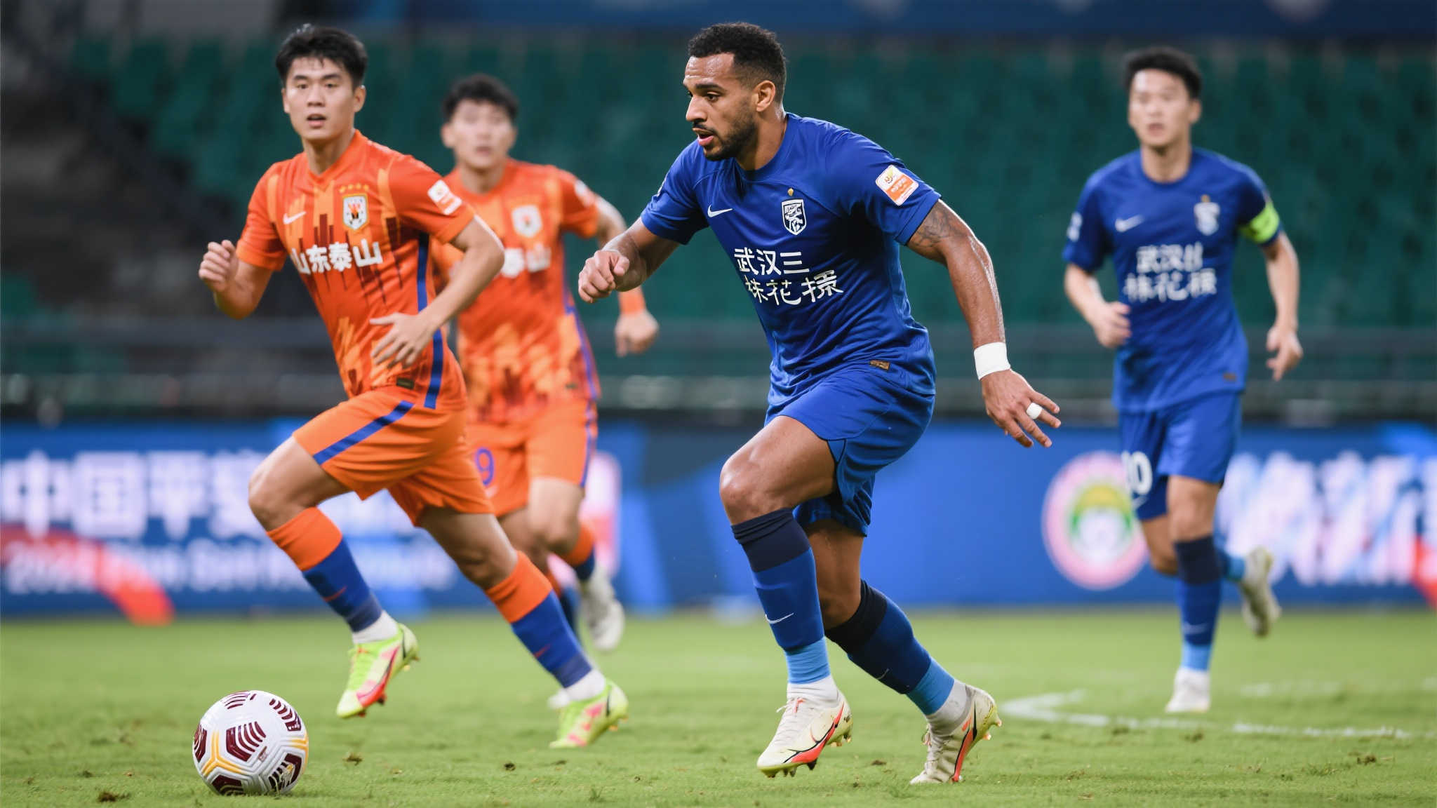 山东泰山迎战武汉三镇：王大雷守门 瓦科领军 泽卡联手克雷桑突袭